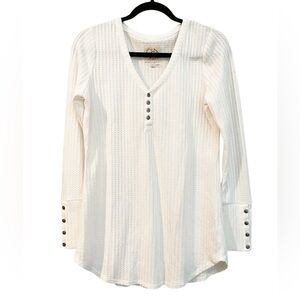 T95 Chaser Size M Waffle White Long Sleeve Top Button Detail Long Sleeve EUC